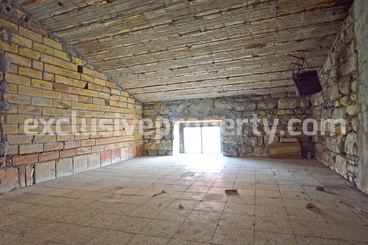 House in good condition with stone cellars for sale in Abruzzo 14
