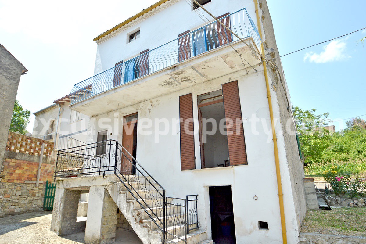 House in good condition with stone cellars for sale in Abruzzo 2