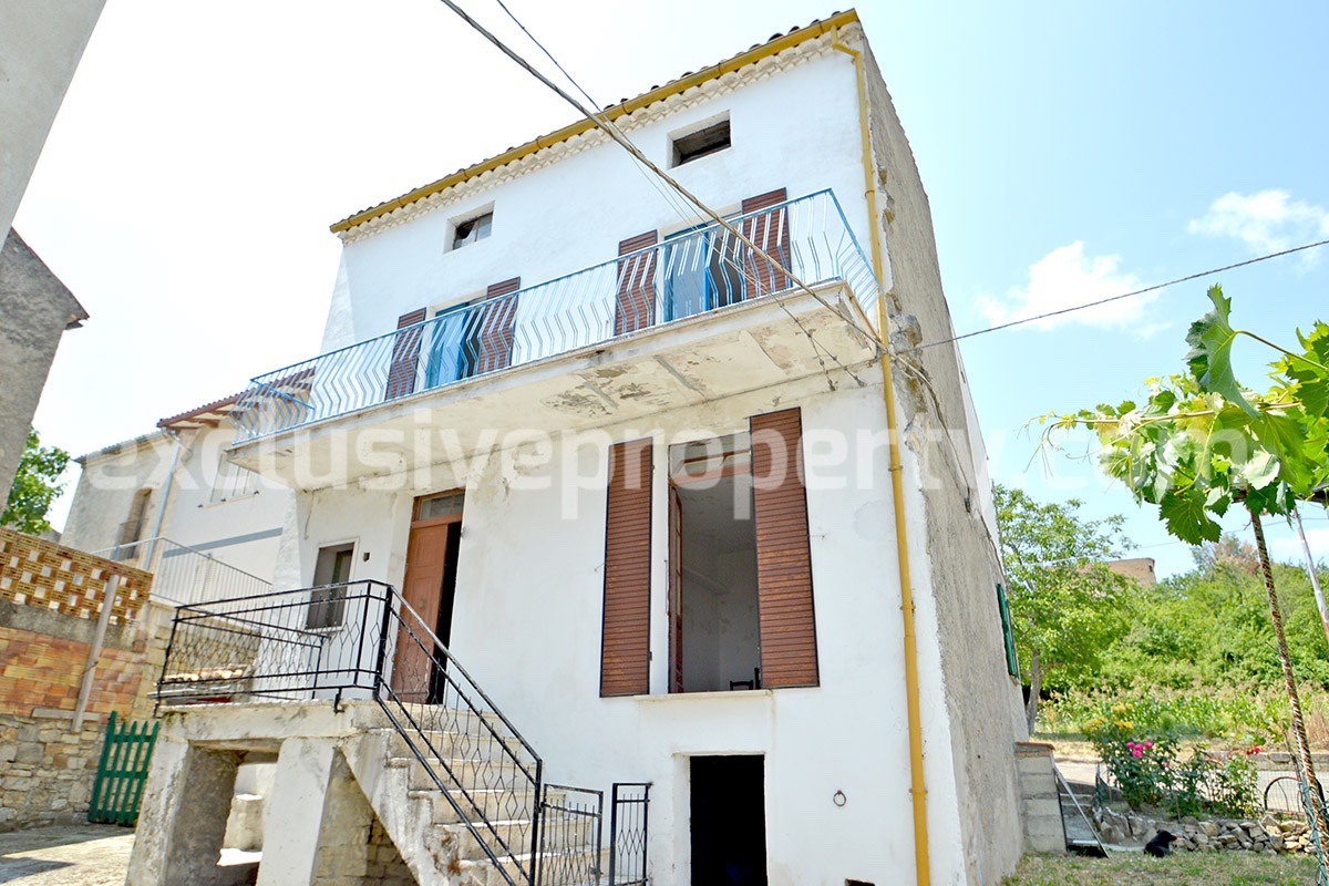 House in good condition with stone cellars for sale in Abruzzo 1