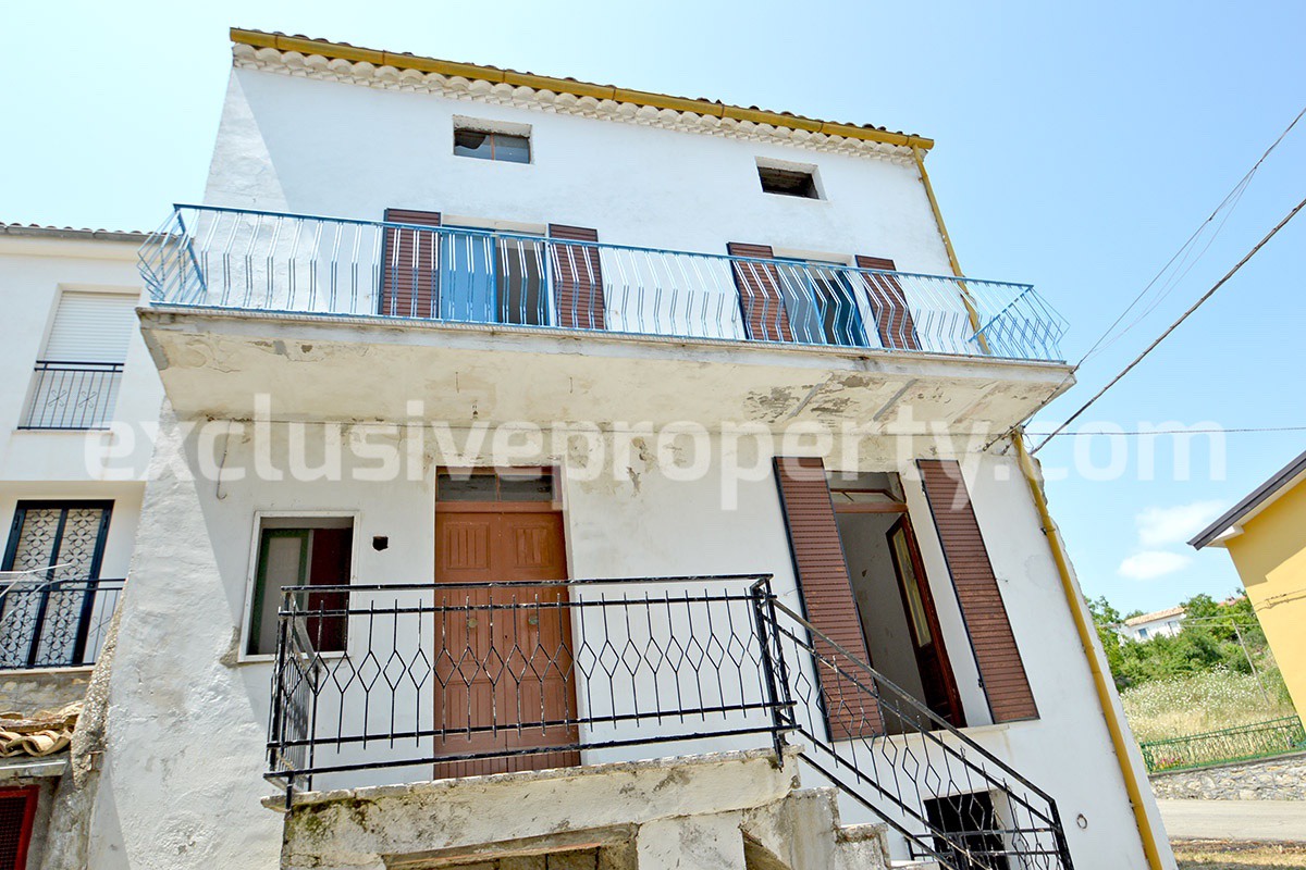 House in good condition with stone cellars for sale in Abruzzo 5