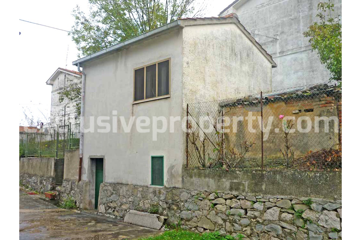 Stone cottage for sale with garden in the green village of Sant Angelo del Pesco