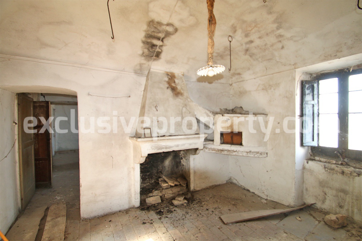 Ancient stone property with garden for sale in Italy - Abruzzo