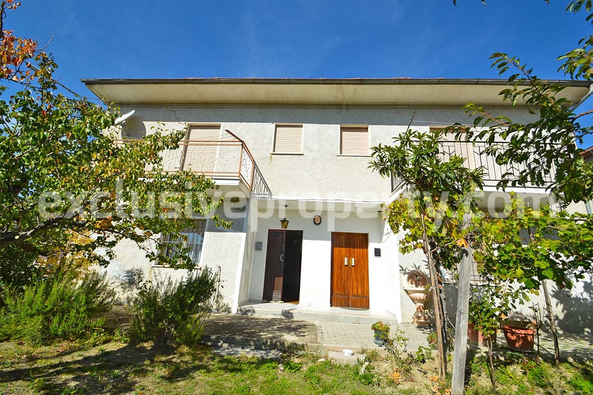 Property for sale in Roccaspinalveti with garden - Abruzzo - Italy 1