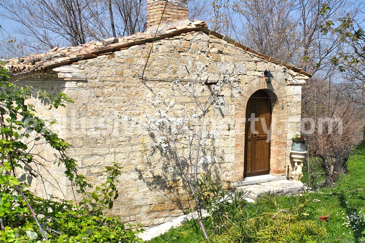 Characteristic cottage with garden for sale in Roccaspinalveti - Abruzzo - Italy 4