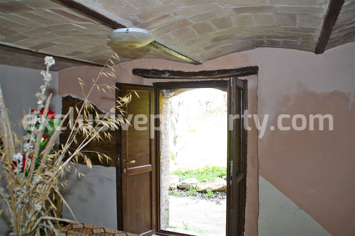 Characteristic cottage with garden for sale in Roccaspinalveti - Abruzzo - Italy 9