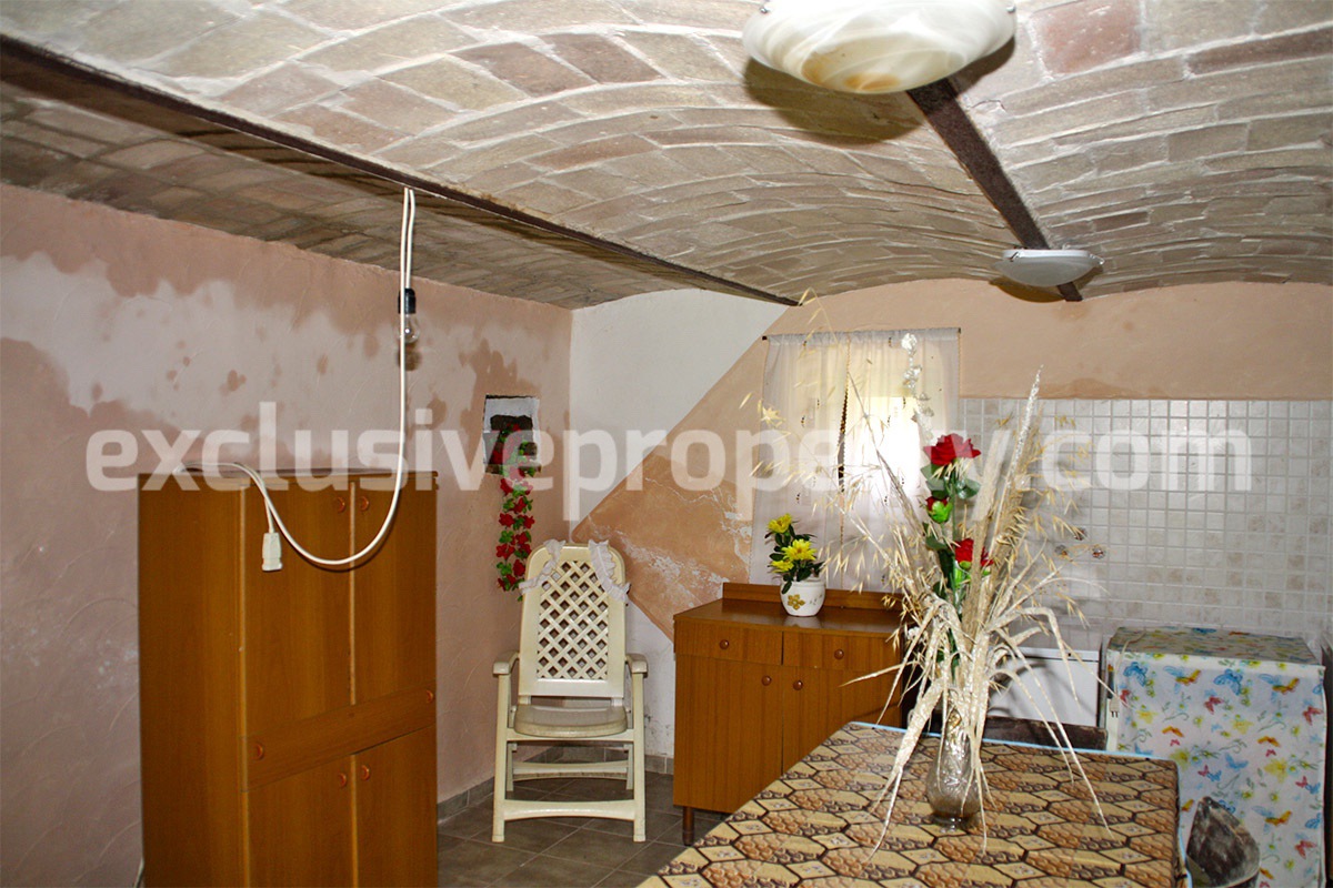 Characteristic cottage with garden for sale in Roccaspinalveti - Abruzzo - Italy