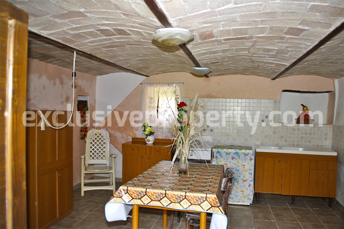 Characteristic cottage with garden for sale in Roccaspinalveti - Abruzzo - Italy 11