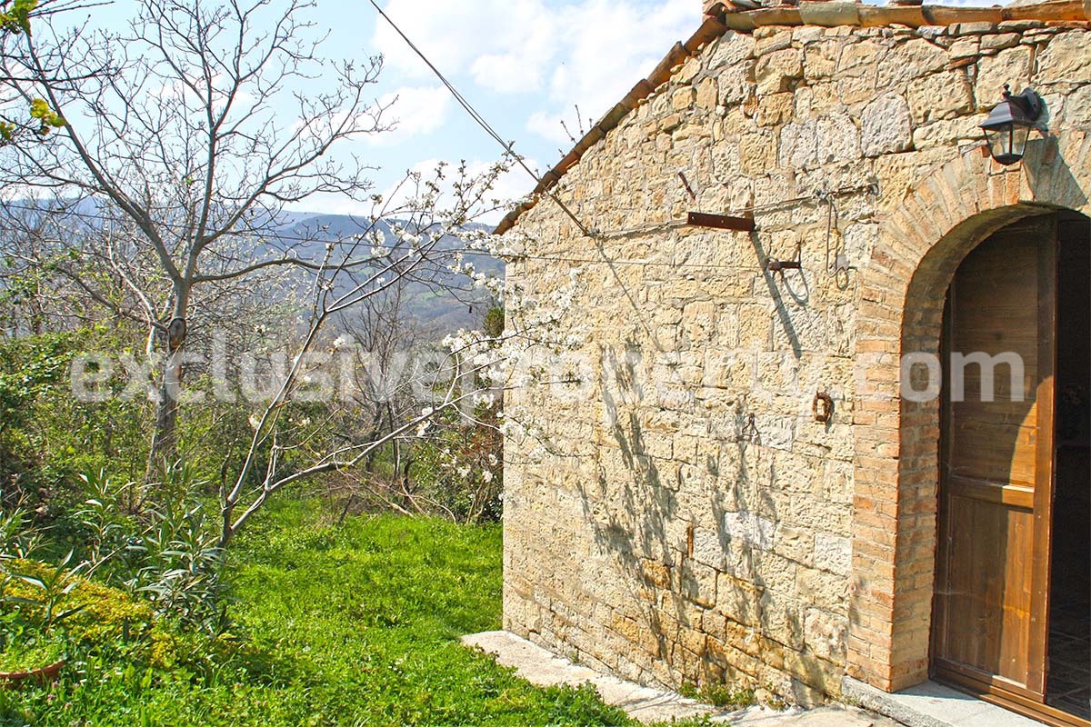 Characteristic cottage with garden for sale in Roccaspinalveti - Abruzzo - Italy 8