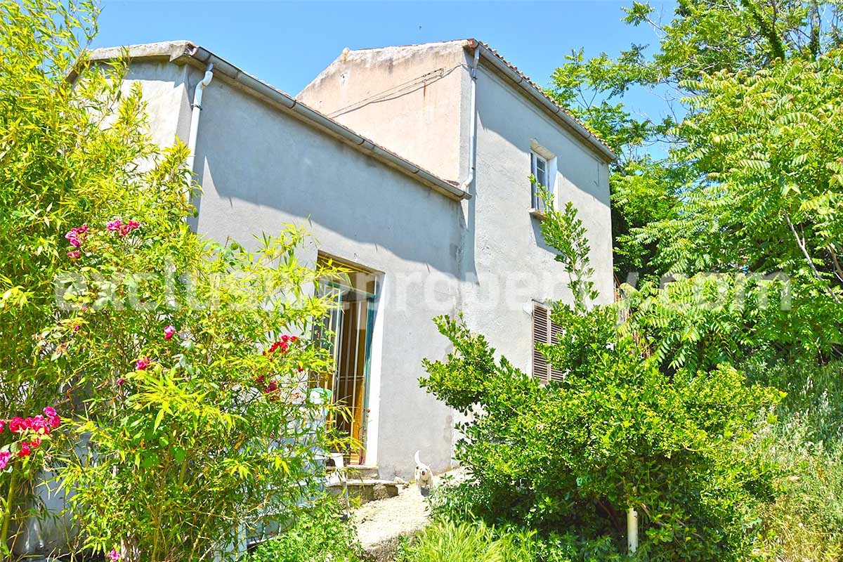 Country house with land and panoramic view for sale in Gissi - Abruzzo 1