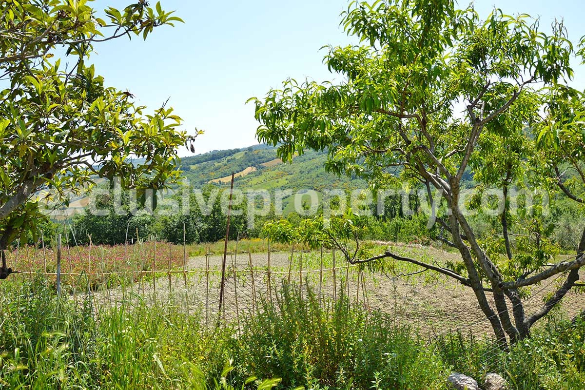 Country house with land and panoramic view for sale in Gissi - Abruzzo