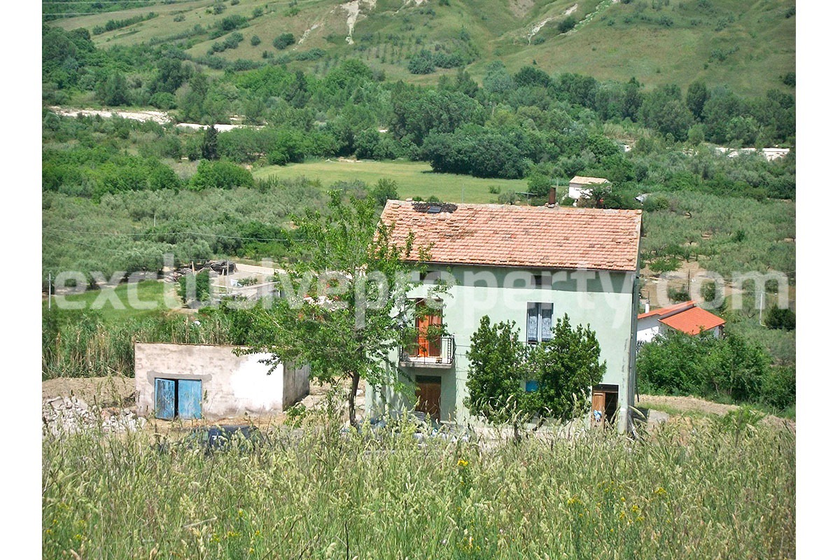 Detached house with garage and land for sale in the Abruzzo Region - Italy 1