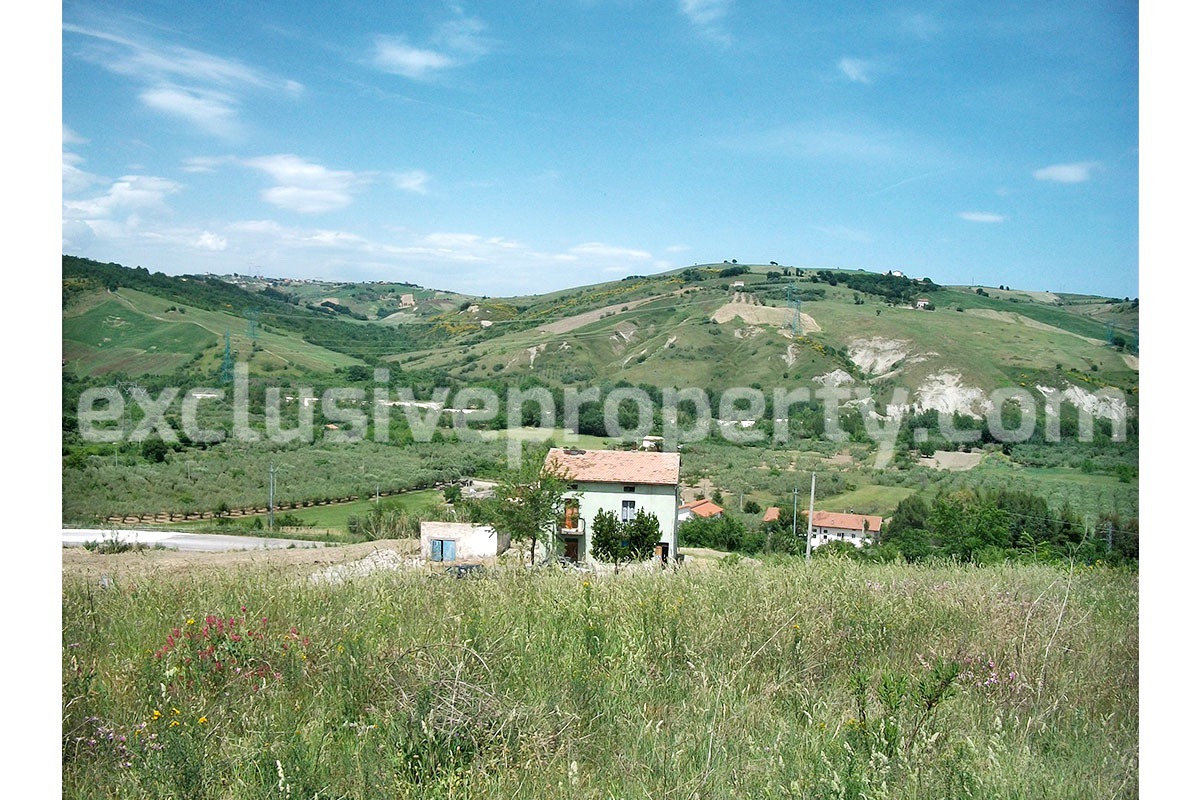 Detached house with garage and land for sale in the Abruzzo Region - Italy 2