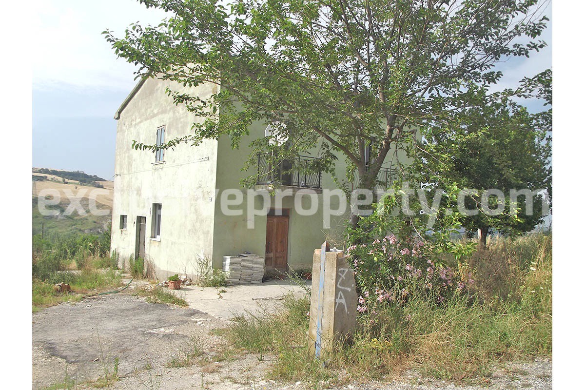 Detached house with garage and land for sale in the Abruzzo Region - Italy