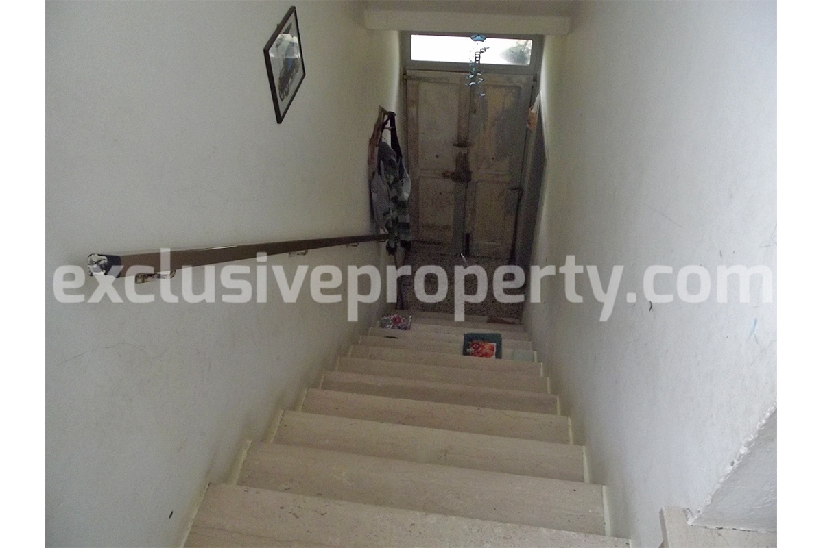 Detached house with garage and land for sale in the Abruzzo Region - Italy