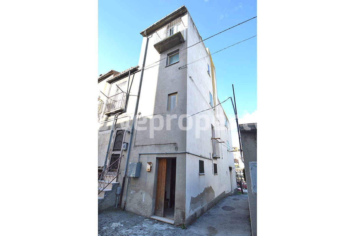 Village house with rear outdoor space for sale in Abruzzo - Italy