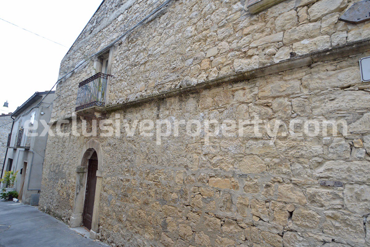Old stone house with views of the hills for sale in Guilmi Chieti 2