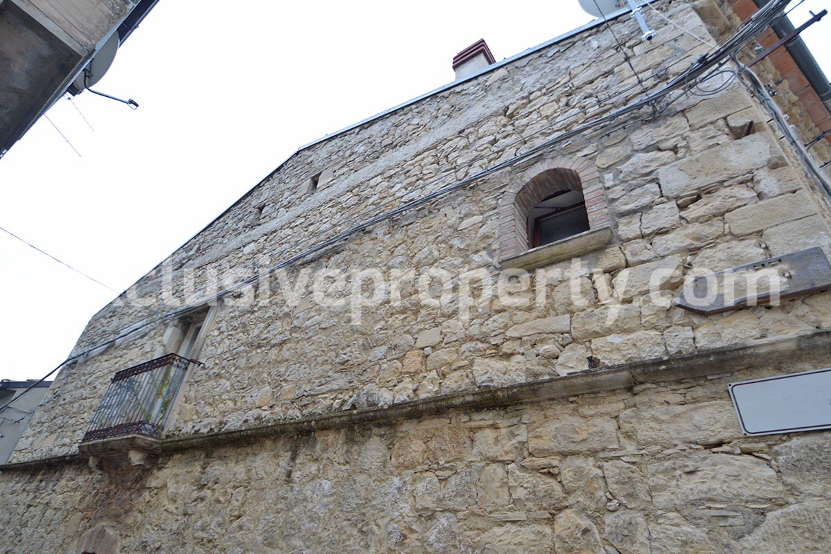 Old stone house with views of the hills for sale in Guilmi Chieti 3