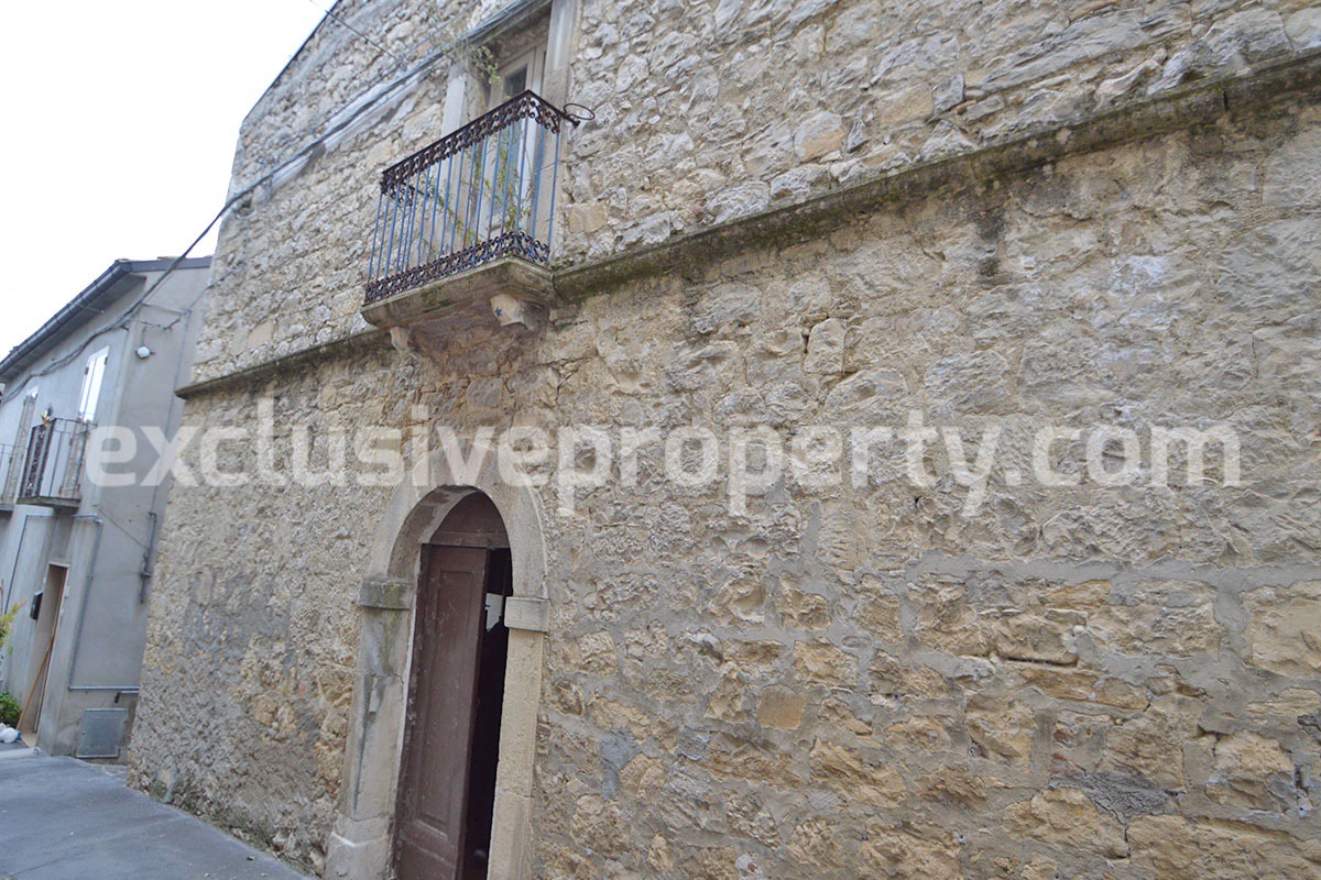 Old stone house with views of the hills for sale in Guilmi Chieti 4