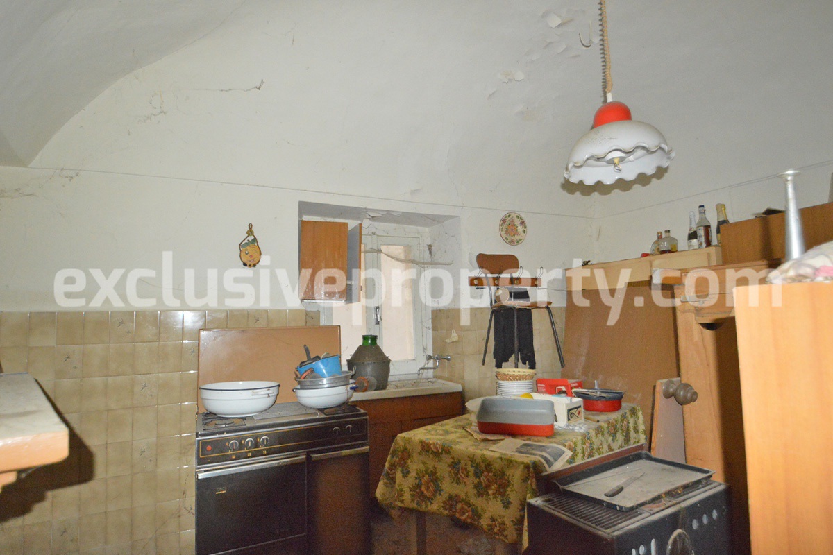 Old stone house with views of the hills for sale in Guilmi Chieti 7