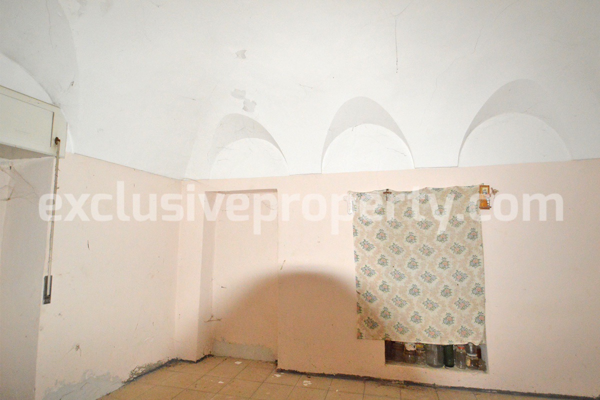 Old stone house with views of the hills for sale in Guilmi Chieti 12