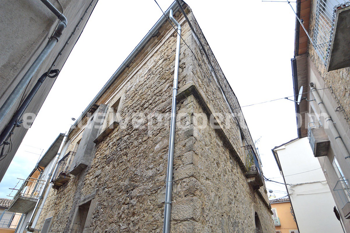 Old stone house with views of the hills for sale in Guilmi Chieti 6