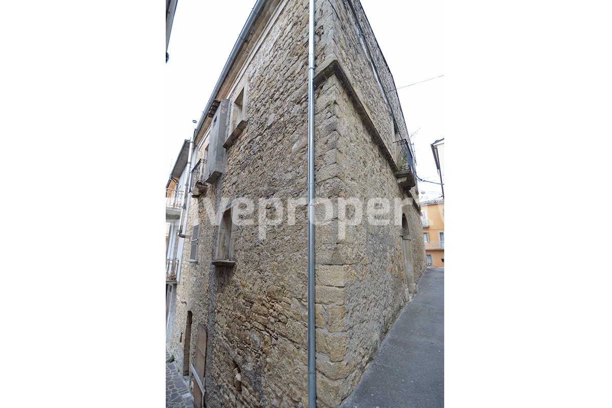 Old stone house with views of the hills for sale in Guilmi Chieti 5