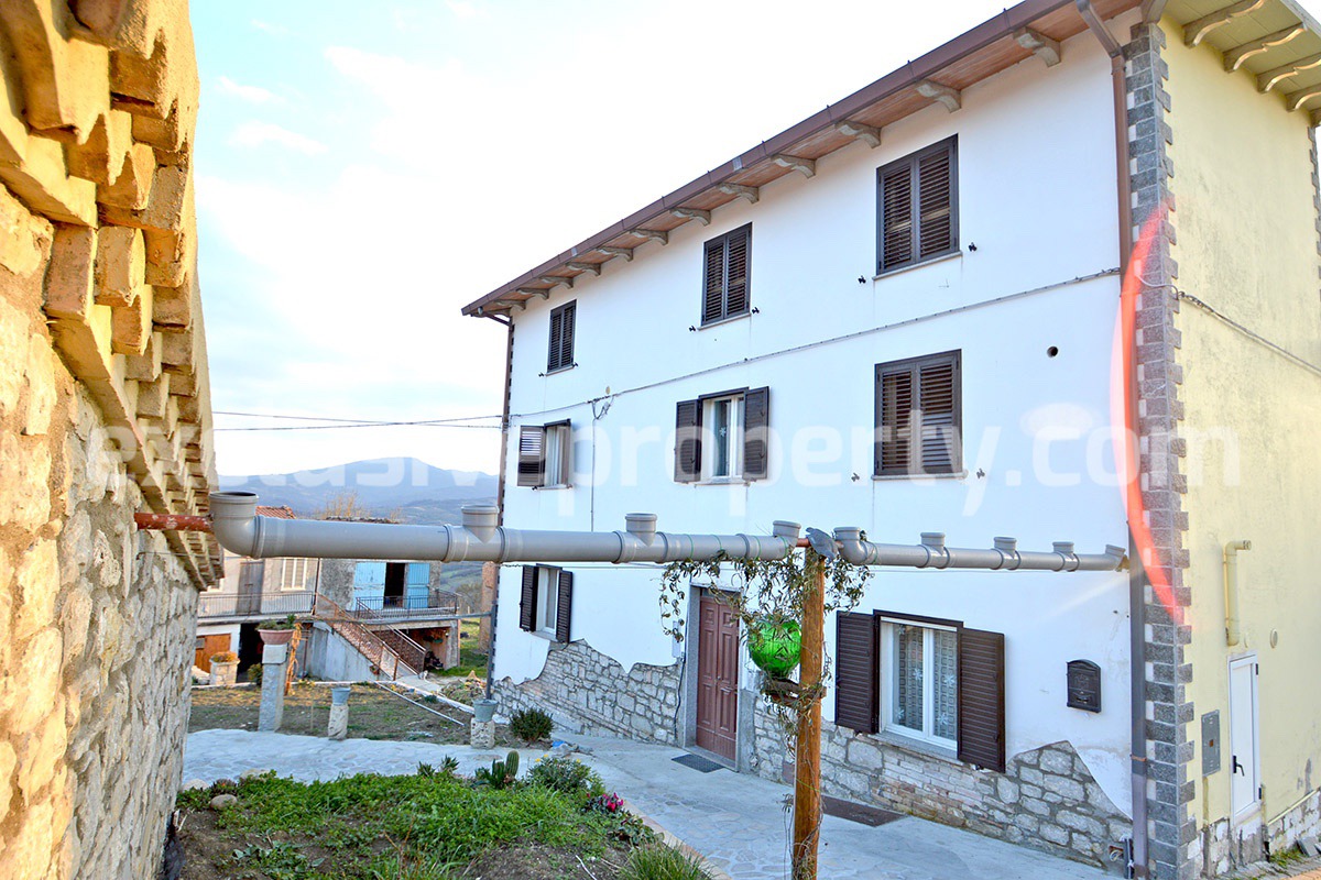 Renovated house with garden and two garages for sale in Italy 7