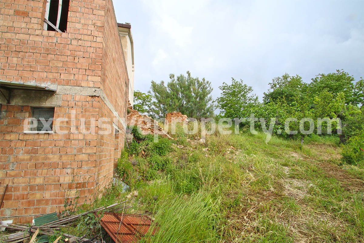 House surrounded by greenery with a large terrace for sale in Scerni - Abruzzo