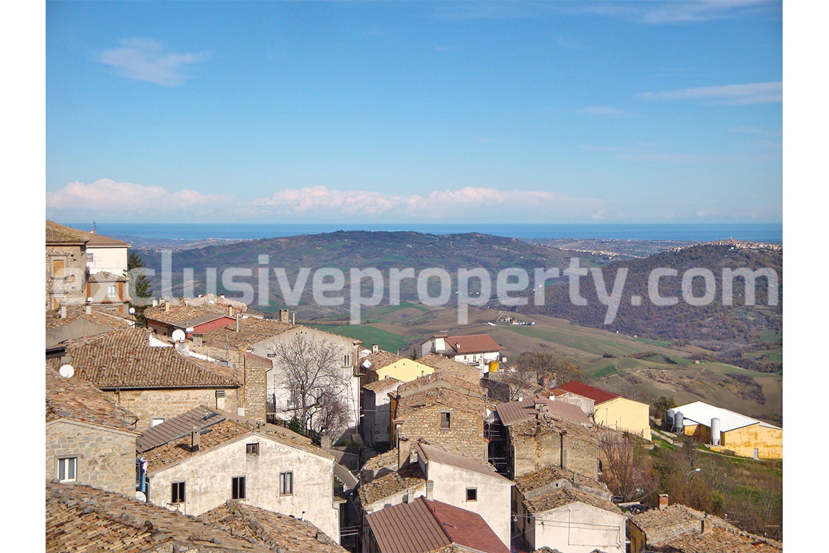Habitable house with garage and sea view for sale in Montazzoli - Italy