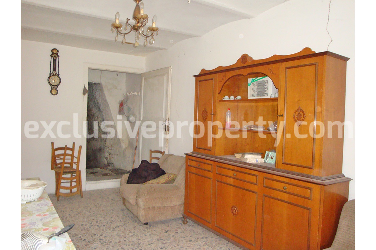 Habitable house with garage and sea view for sale in Montazzoli - Italy 9