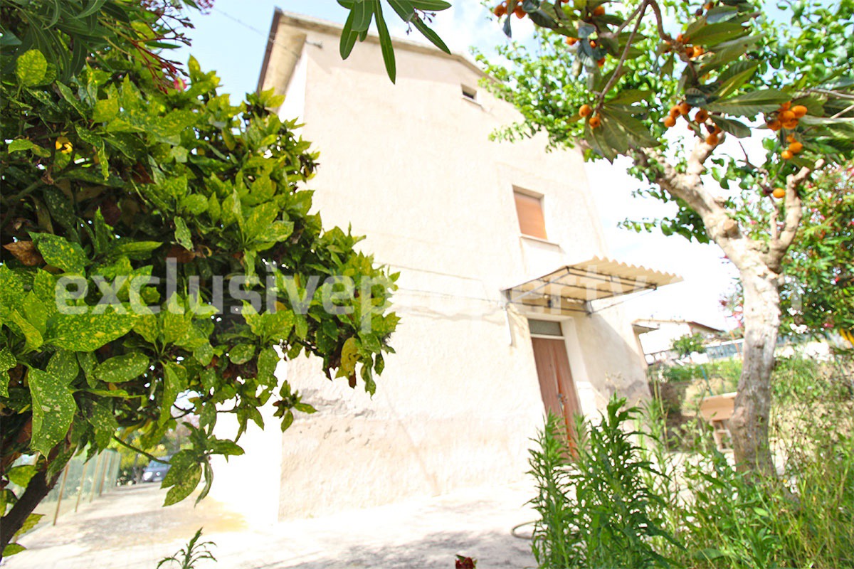 Habitable house with land and garage-outbuilding for sale in Abruzzo region
