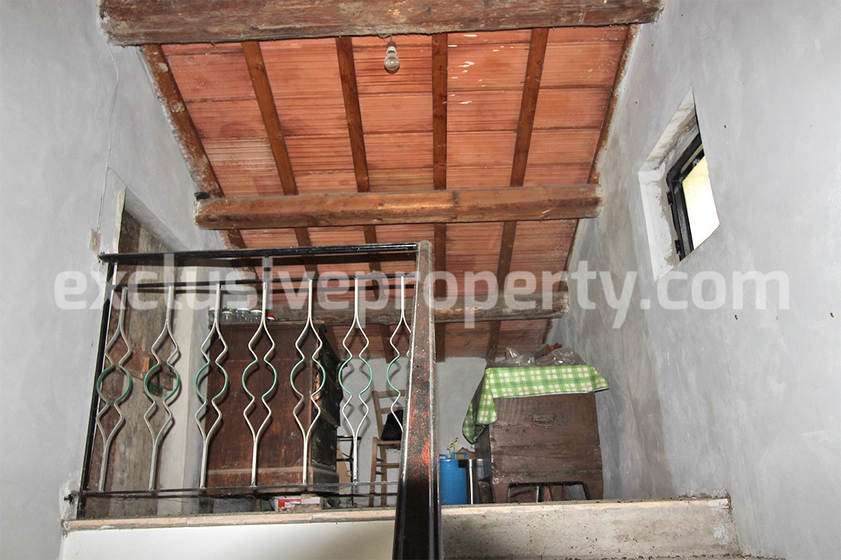 Habitable house with land and garage-outbuilding for sale in Abruzzo region