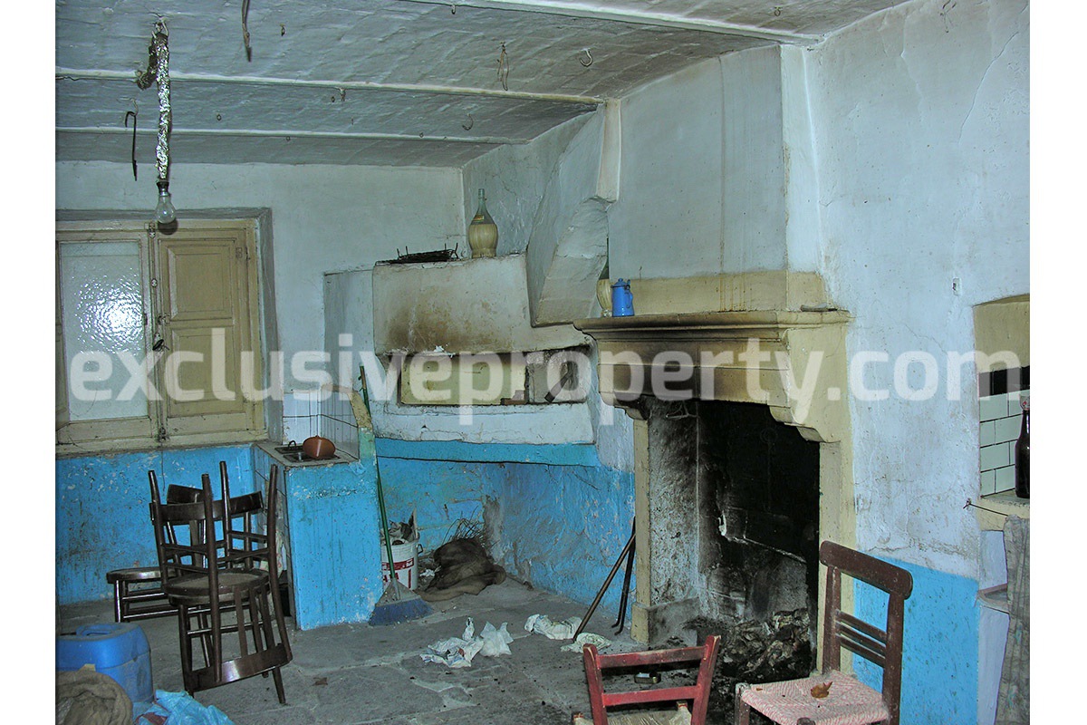 Ancient stone house in the heart of the village of Abruzzo for sale in Italy