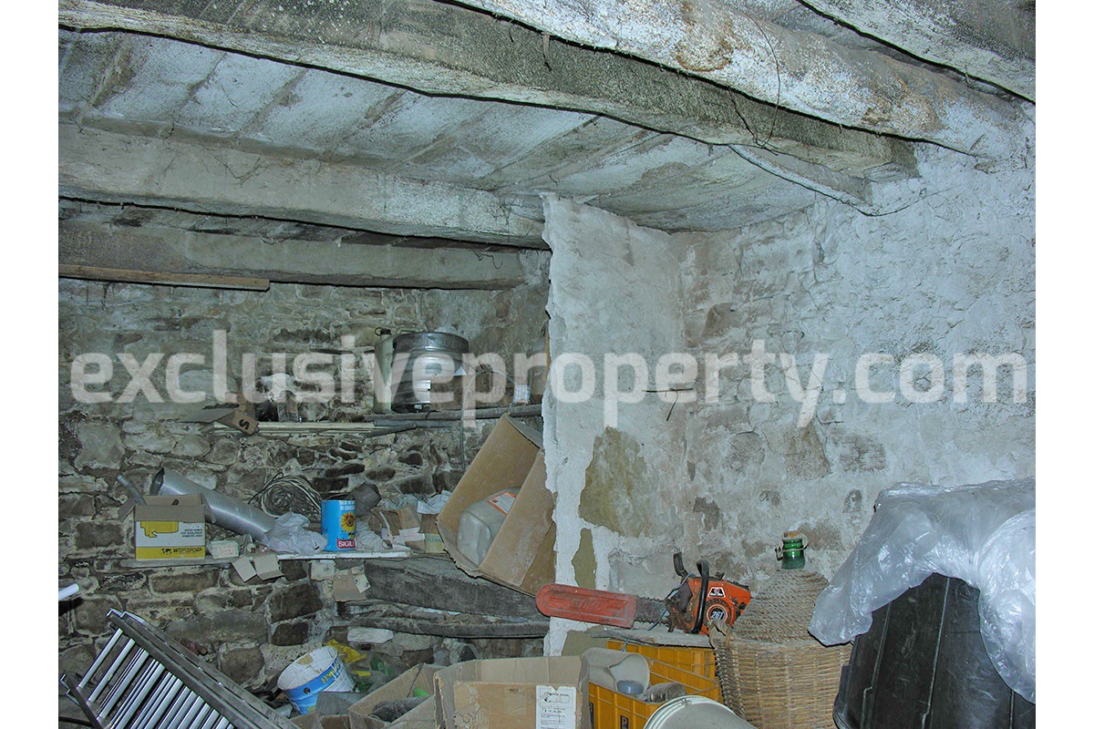 Ancient stone house in the heart of the village of Abruzzo for sale in Italy