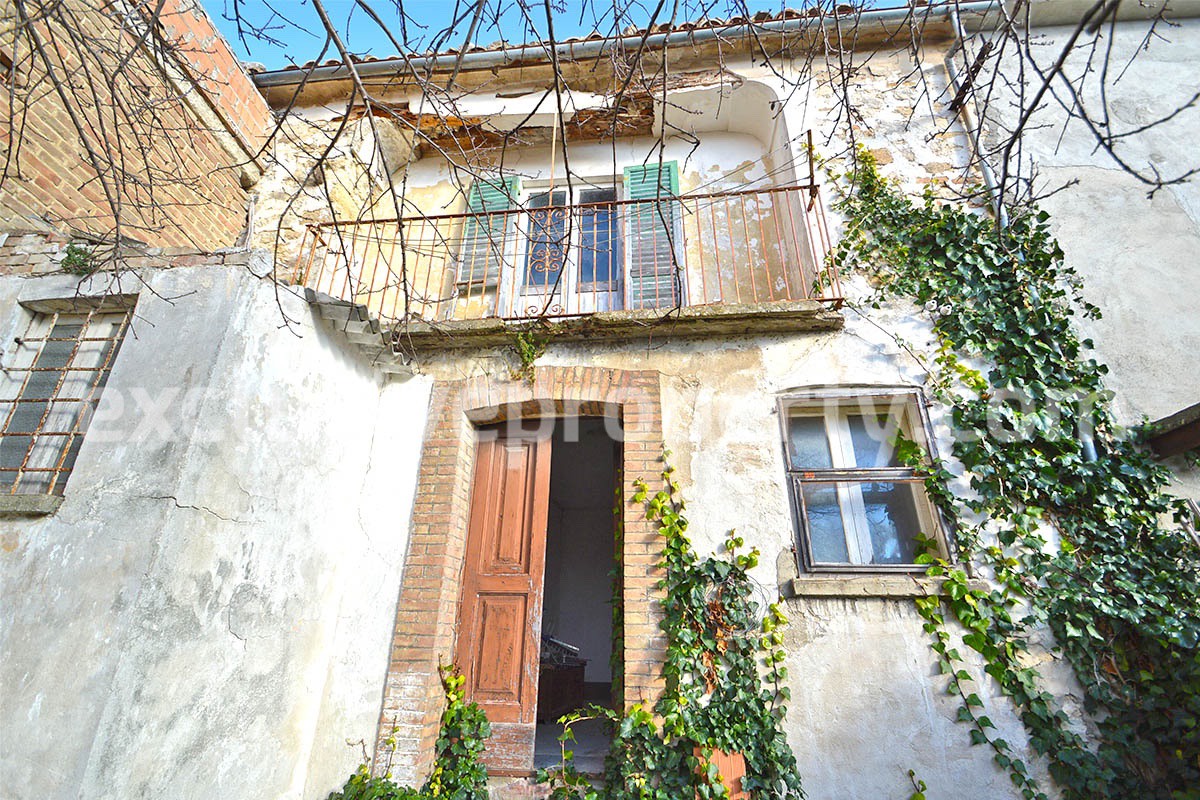 Village house with garden on three floors to be renovated for sale in Furci Abruzzo