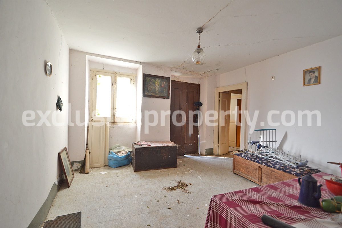 Village house with garden on three floors to be renovated for sale in Furci Abruzzo