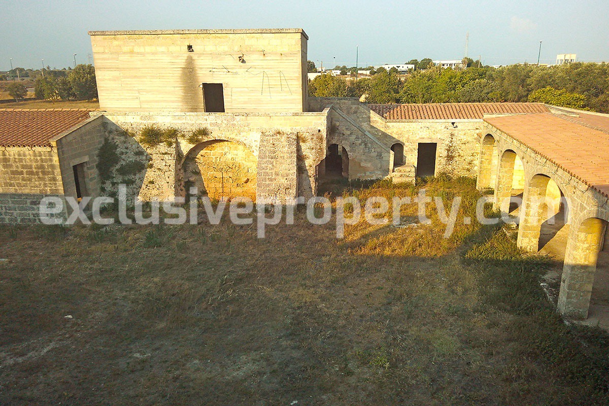 Ancient stone farmhouse building with tower dating back to 1600 for sale in Apulia
