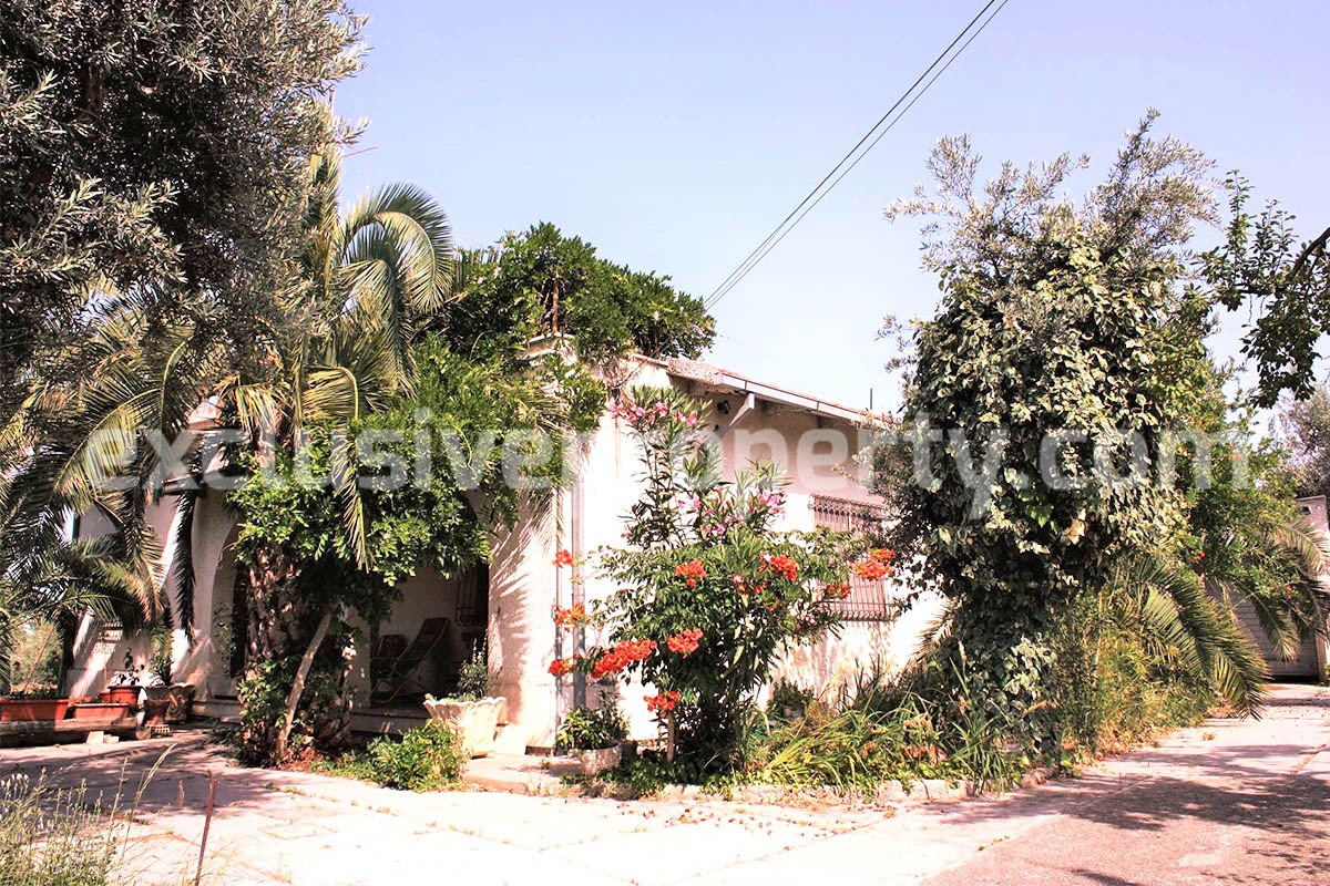 Spacious house with garden and two terraces for sale in the Abruzzo Region 1