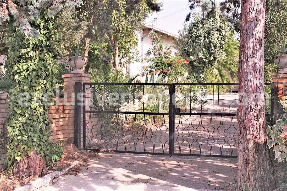 Spacious house with garden and two terraces for sale in the Abruzzo Region 17