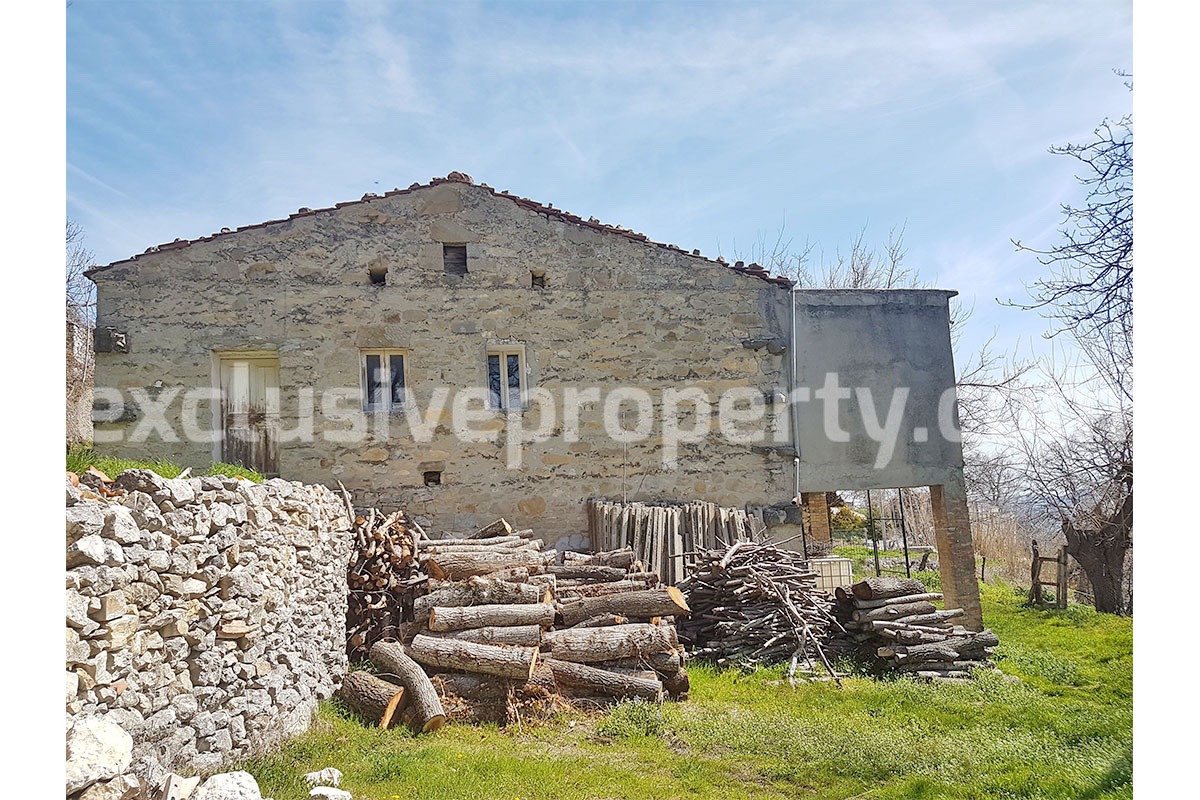 Old stone cottage with garden for sale in Abruzzo - Italy - village Tornareccio 2