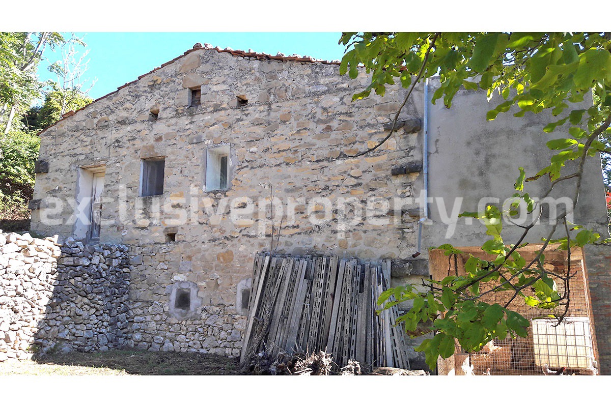 Old stone cottage with garden for sale in Abruzzo - Italy - village Tornareccio 4