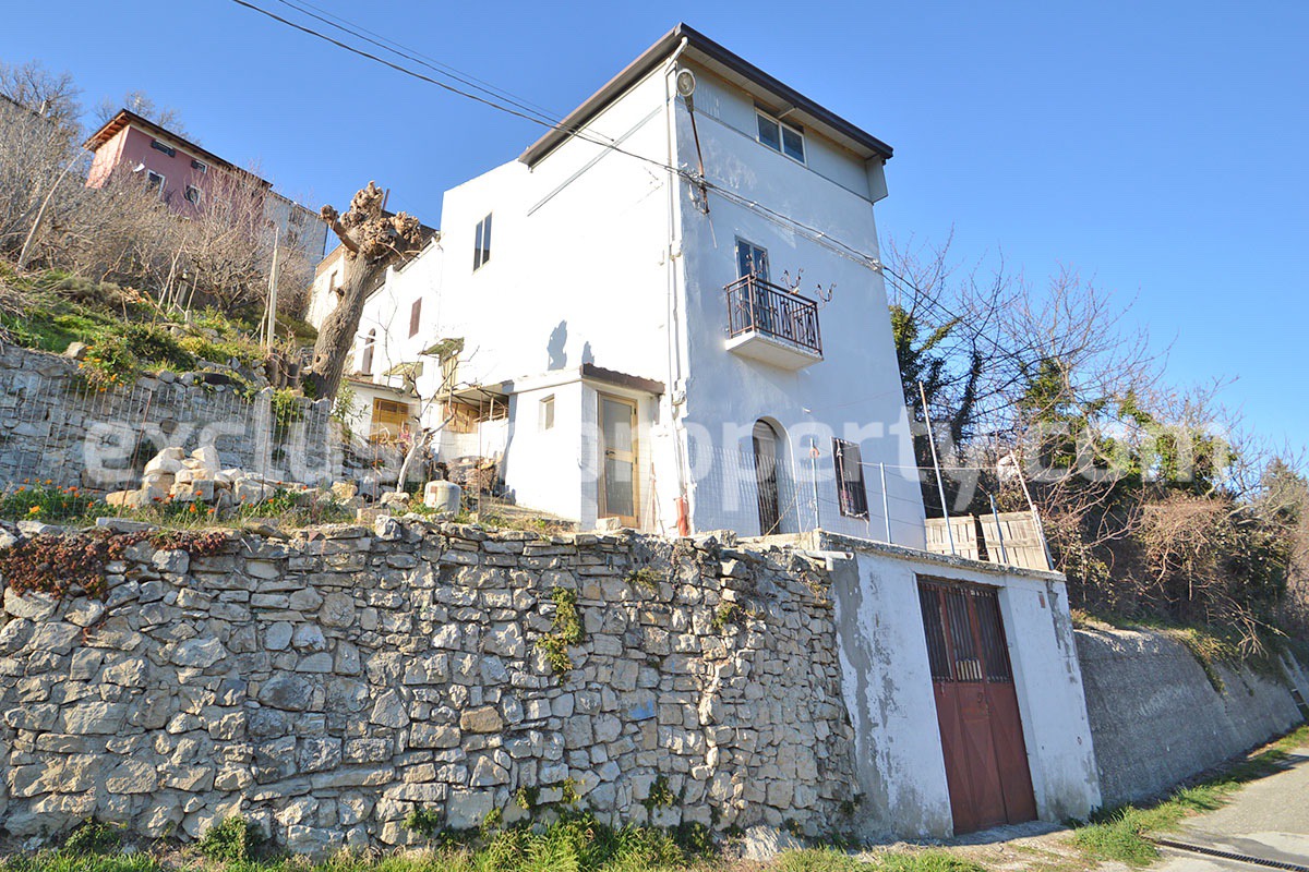 Stone house with garage and land for sale in Abruzzo - Italy
