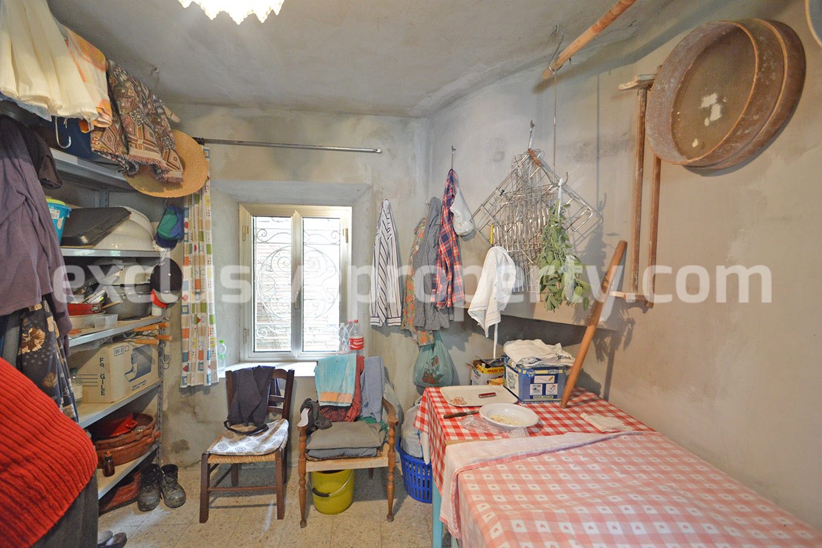 Habitable house with land and outbuildings for sale in Italy 20