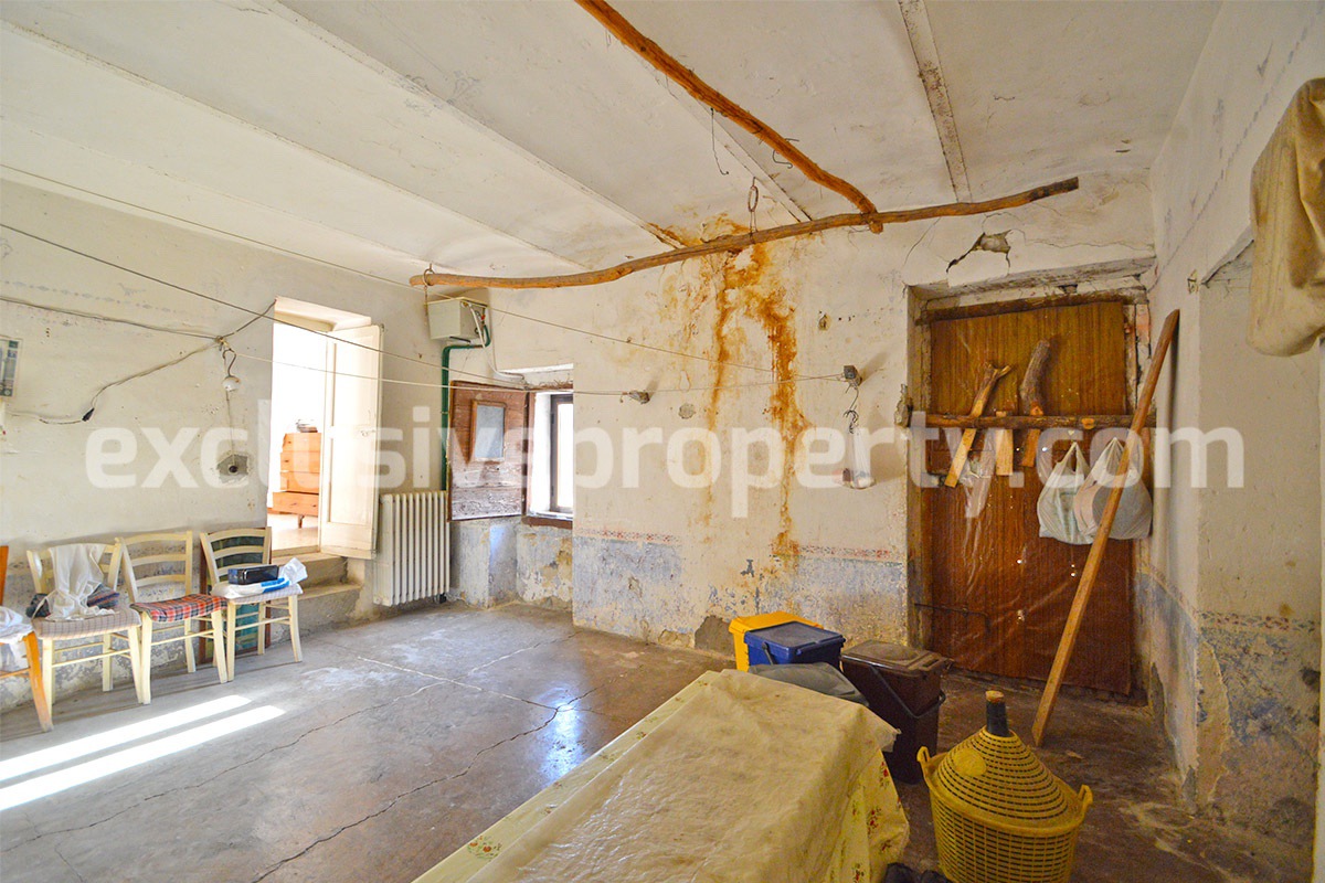 Stone house with garage and land for sale in Abruzzo - Italy