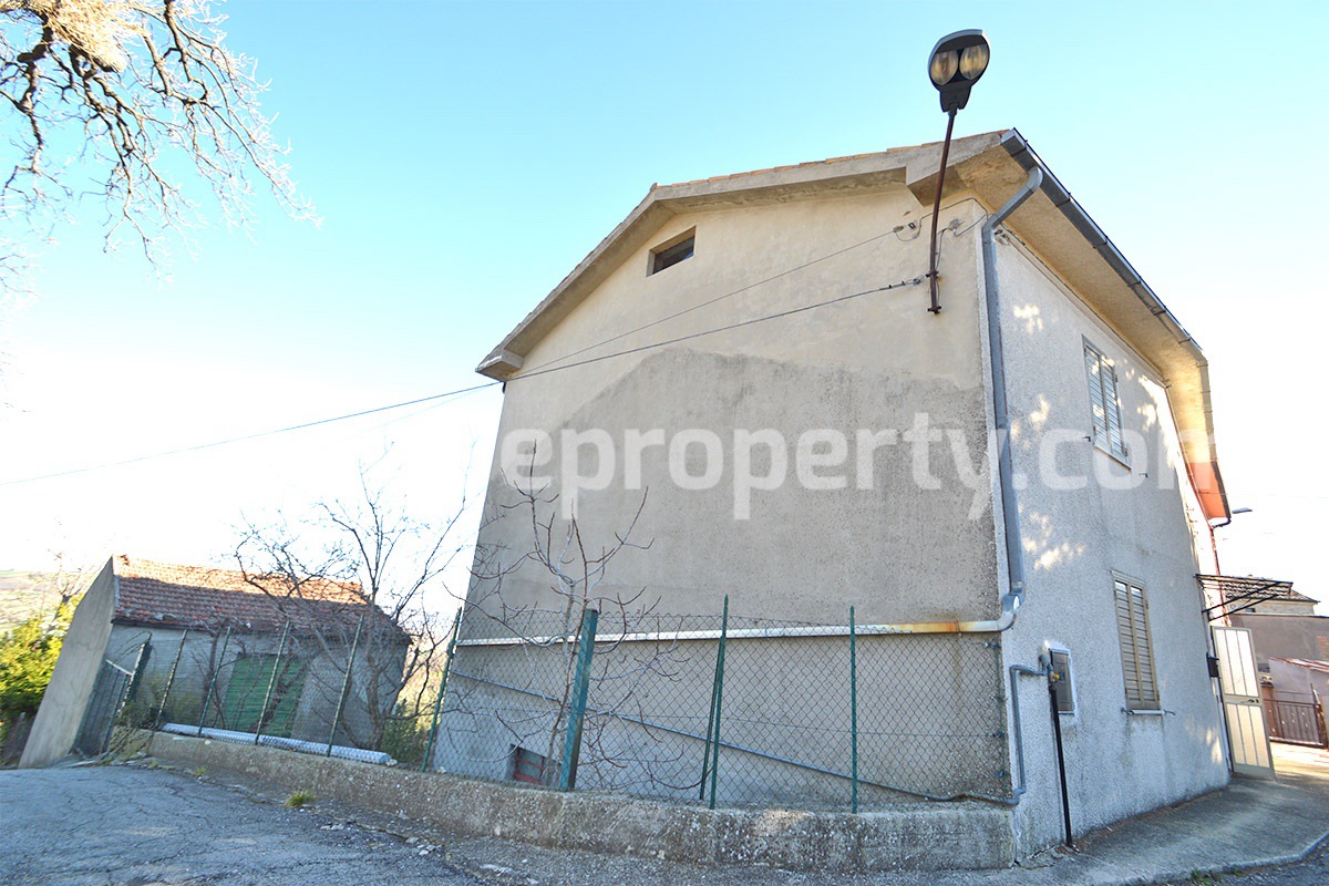 House with land of about 2600 sq m and barn for sale in Abruzzo - Italy 2