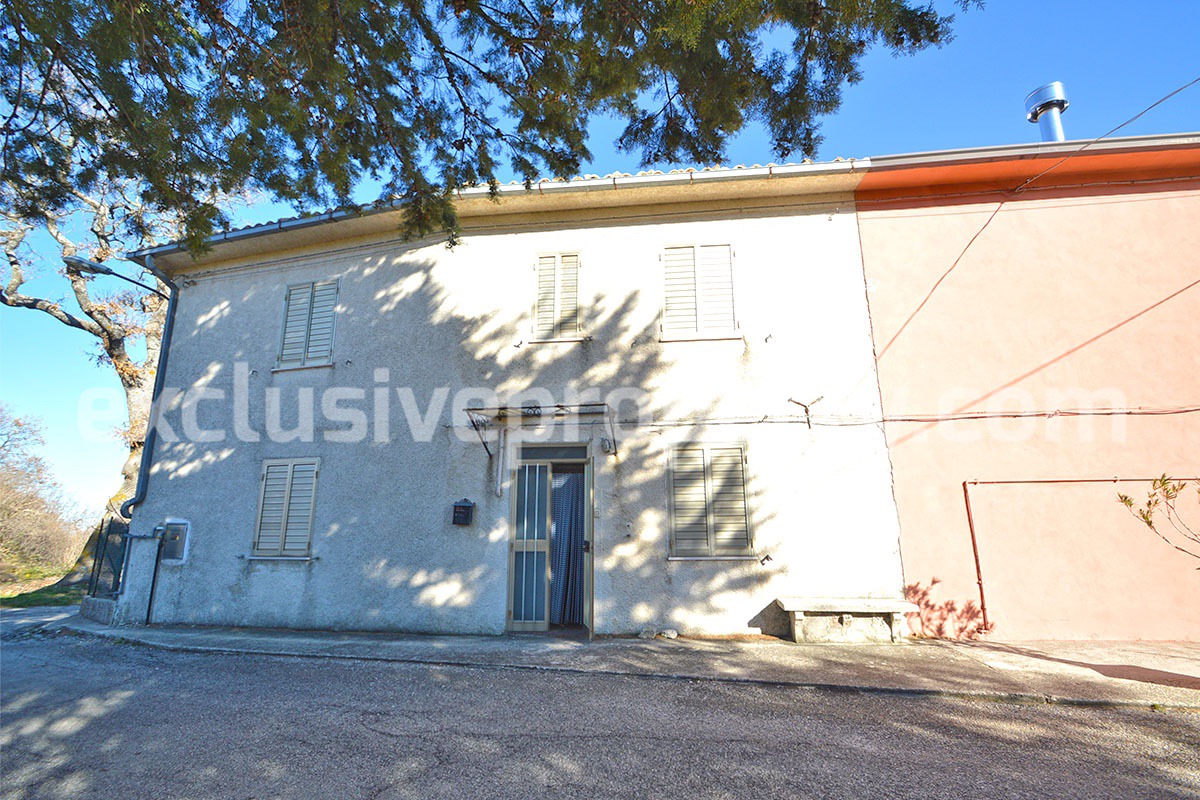 House with land of about 2600 sq m and barn for sale in Abruzzo - Italy 1