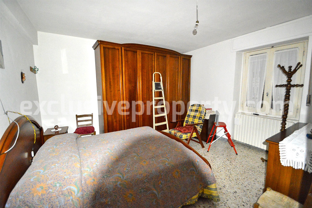 House with land of about 2600 sq m and barn for sale in Abruzzo - Italy 9