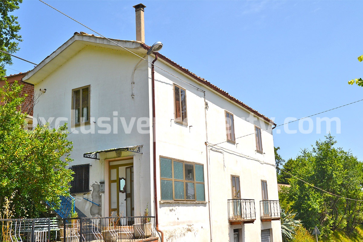 Spacious house with garden and outbuildings for sale in the Abruzzo region