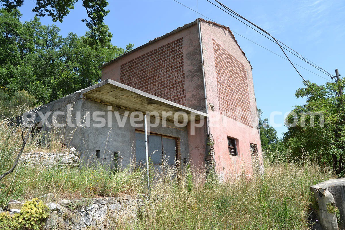 Spacious house with garden and outbuildings for sale in the Abruzzo region
