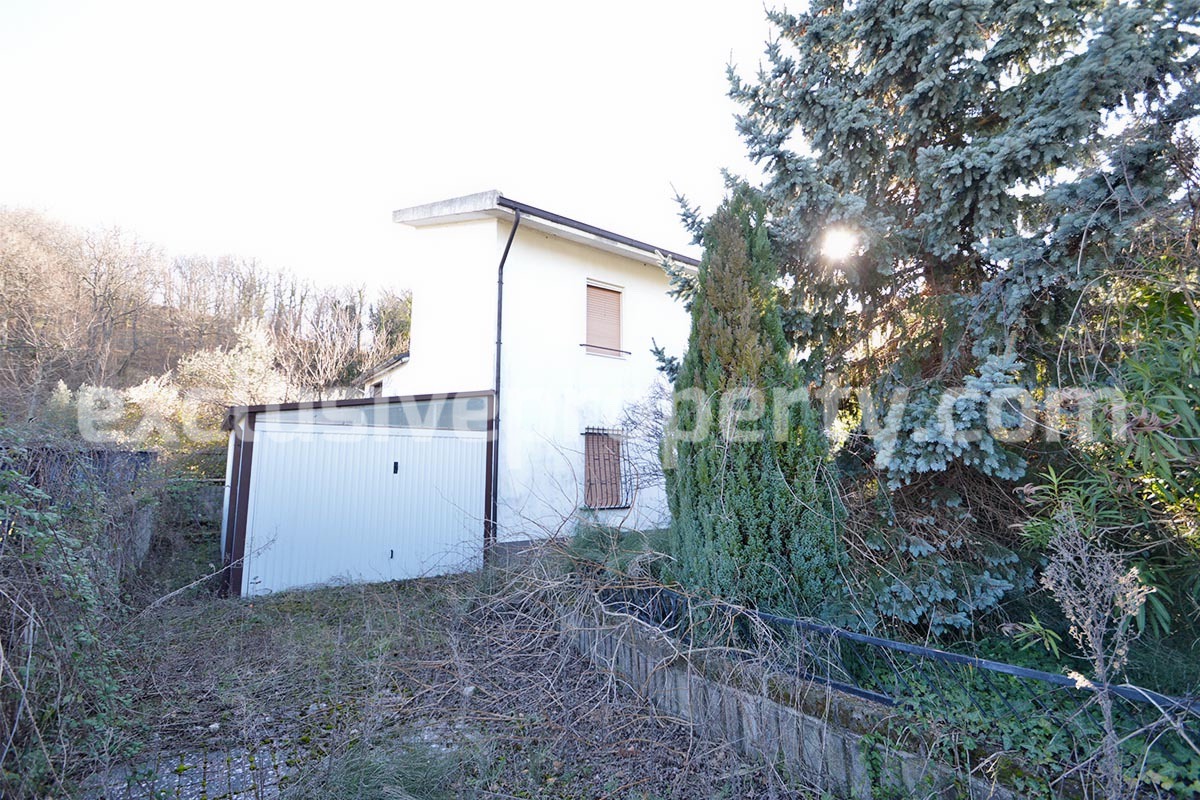 Habitable house on two floors with garden - land and garage for sale in Abruzzo